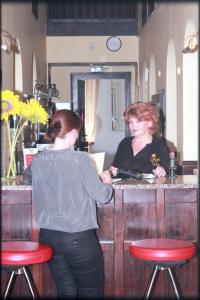 安贝格茵公寓式酒店的站在理发店柜台的女人