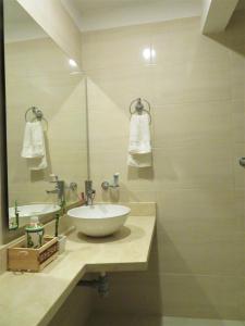卡塔赫纳SAN JACINTO HOSTEL的一间带水槽和镜子的浴室