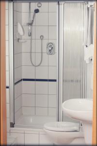 安贝格茵公寓式酒店的带淋浴、卫生间和盥洗盆的浴室