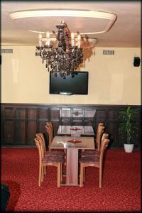 安贝格茵公寓式酒店的一间带桌椅和吊灯的用餐室