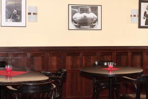 安贝格茵公寓式酒店的餐厅的两张桌子,墙上有火车