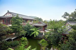 桂林桂林訾洲四景度假酒店的享有河景房屋的空中景致