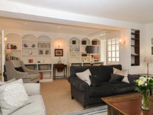 伯福德Dolphin House的客厅配有沙发和桌子