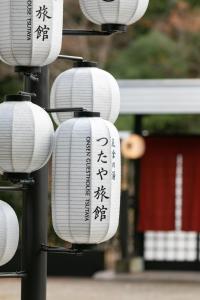 箱根Onsen Guest House Tsutaya的悬挂在柱子上的白色灯笼