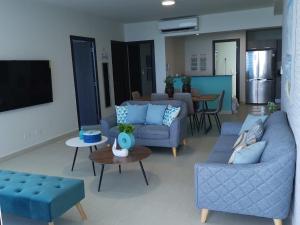 里奥阿托Ocean 3, Playa Blanca的客厅配有两张沙发和一台电视机