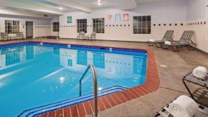 White CityBest Western Crater Lake Highway White City/Medford的在酒店房间的一个大型游泳池
