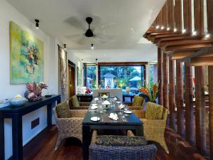 KetewelMajapahit Beach Villas by Nakula的一间带桌椅的用餐室