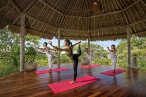 珀尼达岛The Mesare Eco Resort的一群人在凉亭里做瑜伽
