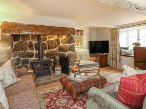 埃克塞特Rookwood的客厅设有石制壁炉和沙发。