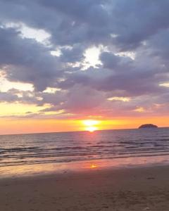 哥打京那巴鲁Leisure homestay@Kota Kinabalu的海滩上的日落和日落
