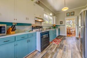 沃尔卡诺Ola'a House in Volcano Village的一间设有蓝色橱柜和蓝色家电的大厨房