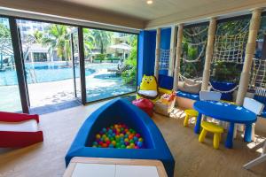 芭东海滩R-Mar Resort and Spa - SHA Plus的儿童游戏室,内设游泳池和球坑