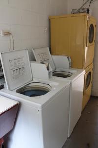 凯恩斯绿洲公寓式酒店的两间洗衣机位于一间房间内