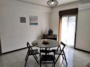 圣泰雷萨迪里瓦Due Torri apartment的一间用餐室,在房间内配有桌椅