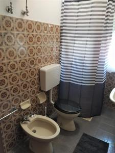 圣泰雷萨迪里瓦Due Torri apartment的一间带卫生间和淋浴的浴室
