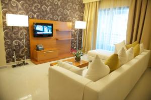 迪拜迪拜豪景园公寓式酒店的客厅配有白色沙发和电视