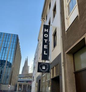 科隆多斯皮腾酒店的建筑一侧的酒店标志