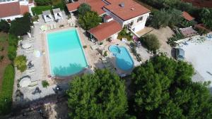 奥斯图尼莎里诺拉农庄酒店的享有带游泳池的房屋的空中景致