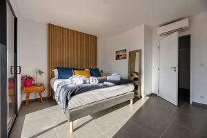 维琪奥港Calarossa Bay Resort的一间卧室配有蓝色和黄色枕头的床