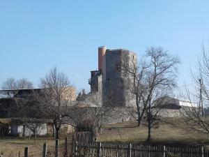KisnánaBari Tanya的一座旧城堡,位于木栅栏后面