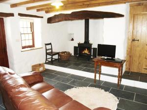 GoodwickPanteurig Cottage的带沙发和壁炉的客厅