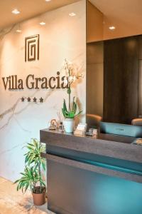 布德瓦Hotel Villa Gracia的大堂设有读别墅格莱西亚的标志