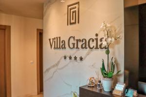 布德瓦Hotel Villa Gracia的大堂的墙上有读别墅破烂的标志