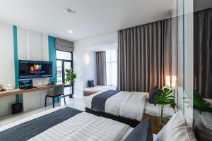 黎逸府The Hi Place的酒店客房设有两张床和电视。