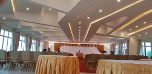 仰光Supreme Hotel Yangon的宴会厅,配有桌椅