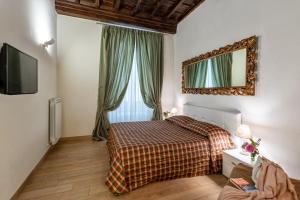 佛罗伦萨佛罗伦萨之窗公寓的卧室配有一张床,墙上设有镜子