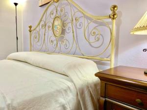 多尔加利A Casa di Nonno Dorgali的卧室配有白色的床和木桌