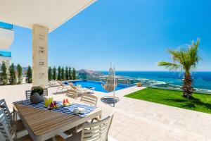 法拉萨纳Blue Horizon Luxury Villas的一个带桌椅的庭院和大海