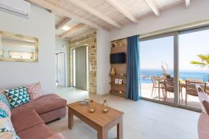 法拉萨纳Blue Horizon Luxury Villas的客厅配有沙发和桌子
