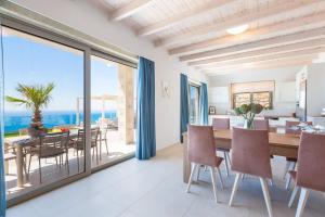法拉萨纳Blue Horizon Luxury Villas的一间设有桌子的海景用餐室
