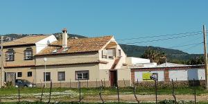 博罗尼亚Son de Mar 2的前面有栅栏的白色房子