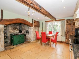 斯通豪斯Chapel House的厨房配有桌椅和炉灶。