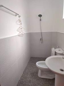 圣维森特Two Season Tourist Inn的浴室配有白色卫生间和盥洗盆。
