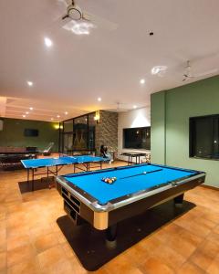 伯杰默里The Summer House, Pachmarhi - AM Hotel Kollection的一间房间,里面设有三个乒乓球桌