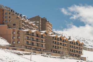 博尔德斯·代瓦里拉Apartamento cerca de Pistas的一座大建筑,位于一座白雪覆盖的山顶上
