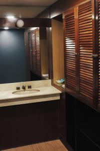 特雷利乌Aguada Hotel的一间带水槽和镜子的浴室