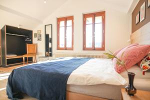 PerroyCasa ViniToscani的卧室配有一张床、一张书桌和窗户。