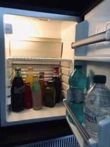 索里亚诺内尔奇米诺埃里莫冬宫酒店的装满苏打水和瓶装水的冰箱