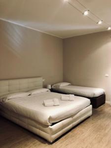 索里亚诺内尔奇米诺埃里莫冬宫酒店的一间卧室,配有两张床