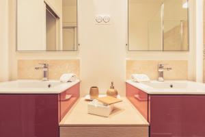 普瓦捷La Maison de la Liberté Suite Jeanne Barret的浴室设有2个水槽和2面镜子