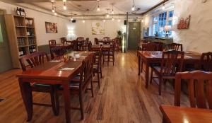 巴林罗布The Bowers Bar & Restaurant的用餐室配有木桌和椅子