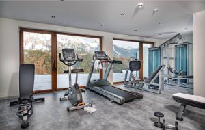 斯拉德明Burgfellnerhof - Adults Only的窗户前设有数个健身器材的健身房