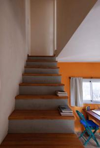 梅洛Cabaña Anita的楼梯,房子里,有桌子和蓝椅