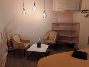 LaakdalArt Of Dreams Deluxe 4 stars的一间设有两把椅子和一张桌子及灯的房间