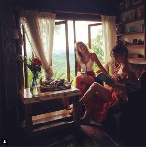 The PocketThe Den of the Treehouse, KINABALU Farm的两个女人坐在一个窗户的房间