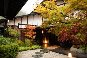 高山飞騨路传统日式旅馆（仅限成人入住）的一座建筑,拥有一座庭院,庭院内种有岩石和树木